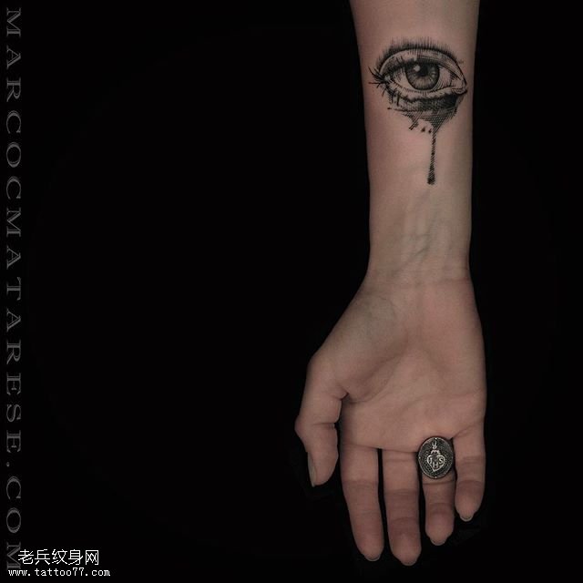 小臂清澈的眼睛纹身图案