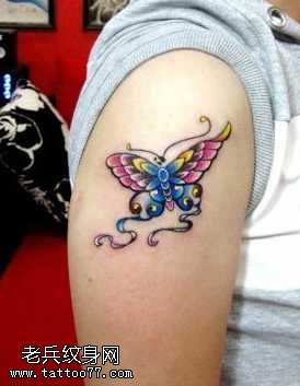 手臂彩色蝴蝶纹身图案