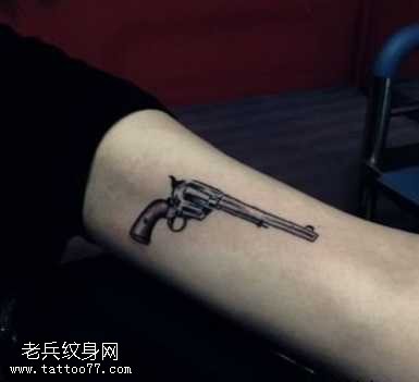 手臂一幅小手枪纹身图案