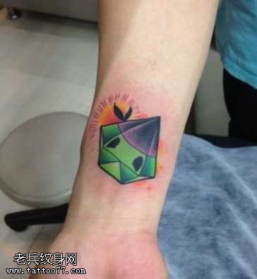 手臂流行的彩色钻石纹身图案