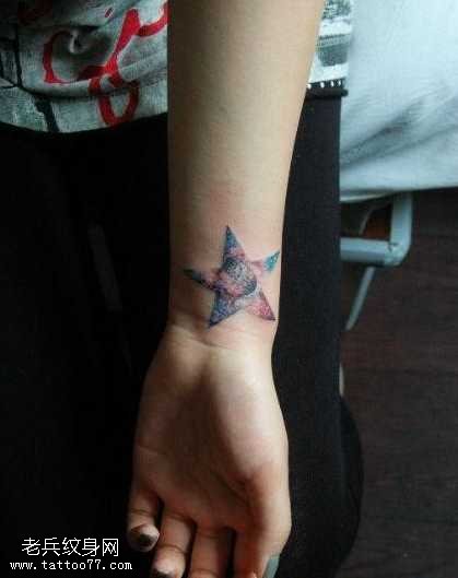 手腕五角星与星空纹身图案