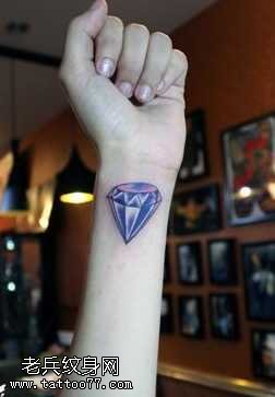 手臂彩色钻石纹身图案