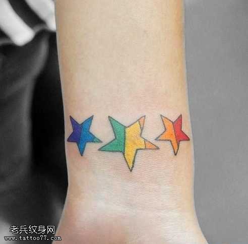 手腕小巧的彩色五角星纹身图案