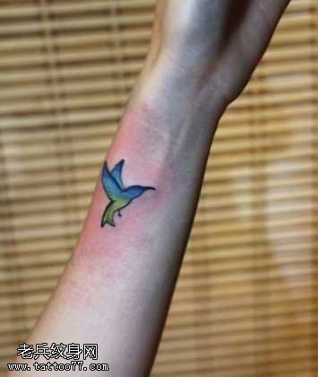 手臂好看的蜂鸟纹身图案