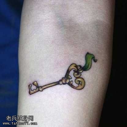 手臂流行潮流钥匙纹身图案