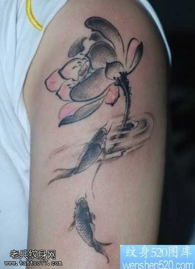 手臂水墨画莲花鲤鱼纹身图案