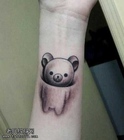 手臂可爱的熊娃娃纹身图案