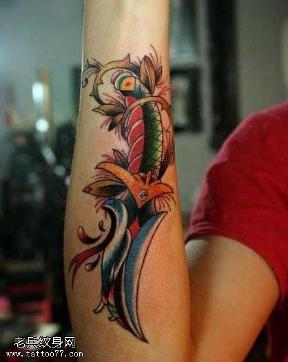 手臂一幅匕首纹身图案