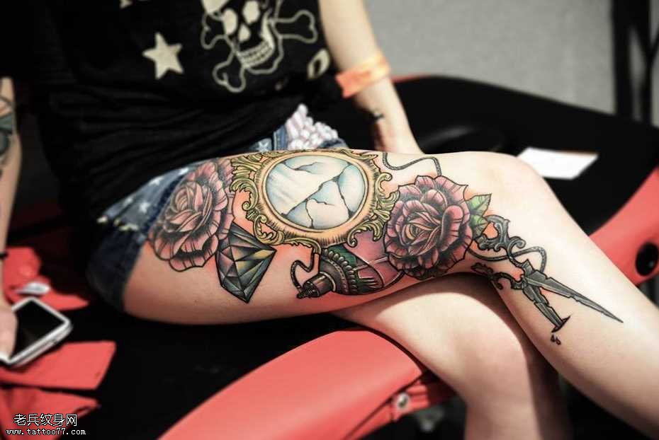 腿部漂亮的彩色纹身图案