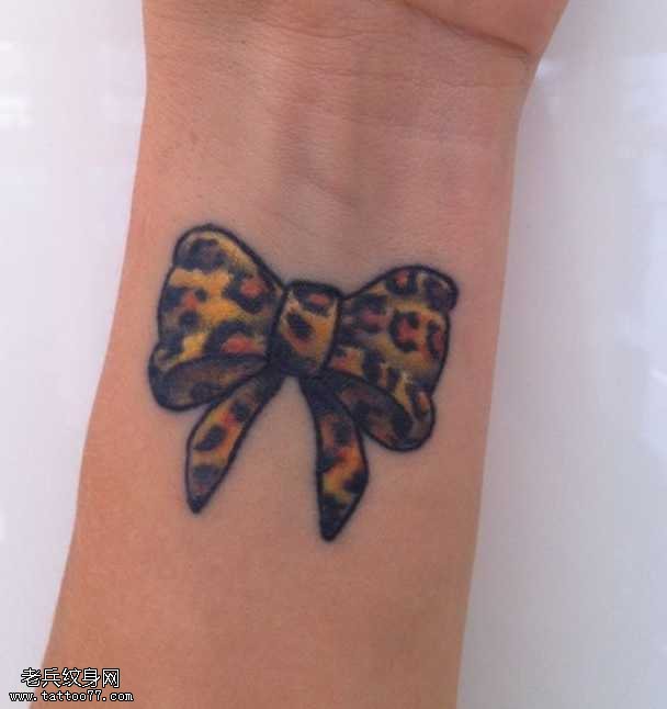 手臂豹纹蝴蝶纹身图案
