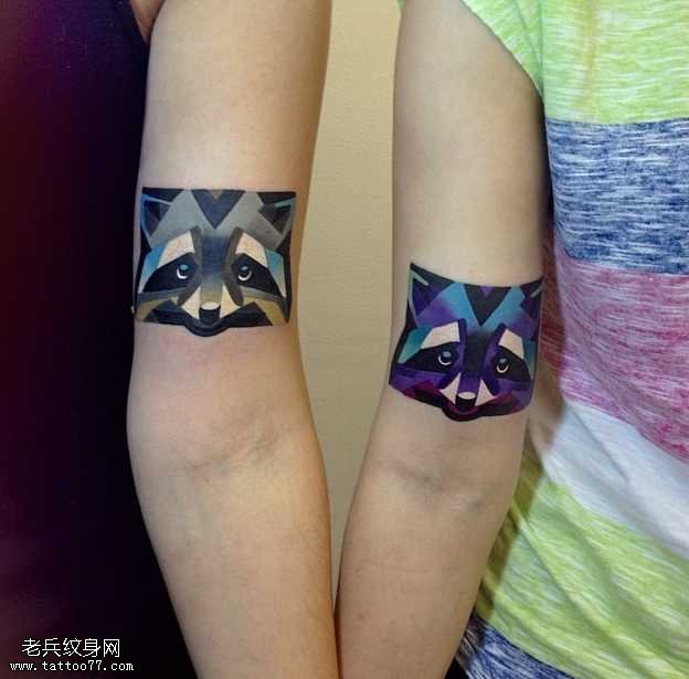 手臂彩色狐狸钻石情侣纹身图案