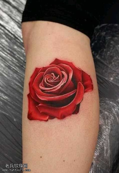 腿部一朵鲜红的玫瑰图案