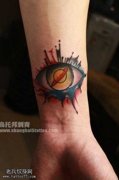 手腕精美的情侣星球纹身图案