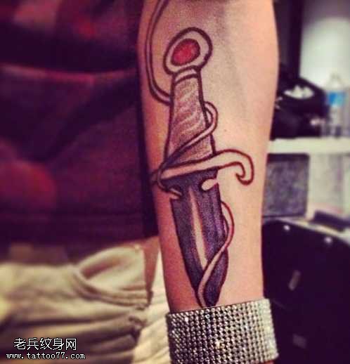 手臂简单的匕首纹身图案