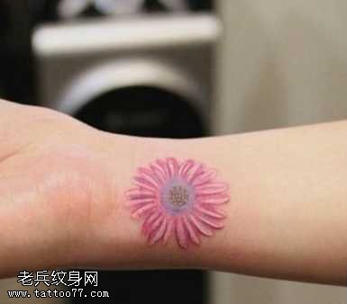 手腕邹菊纹身图案