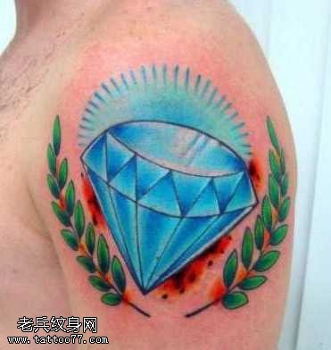 胳膊漂亮的彩色钻石纹身图案