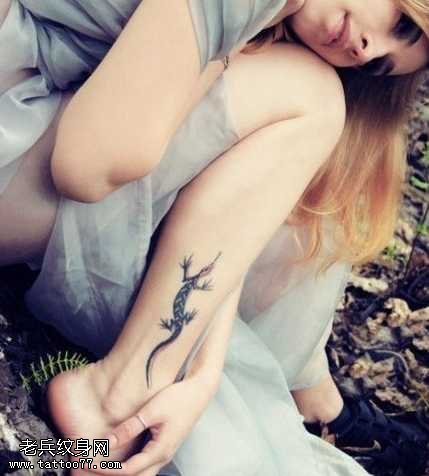 腿部小壁虎纹身图案