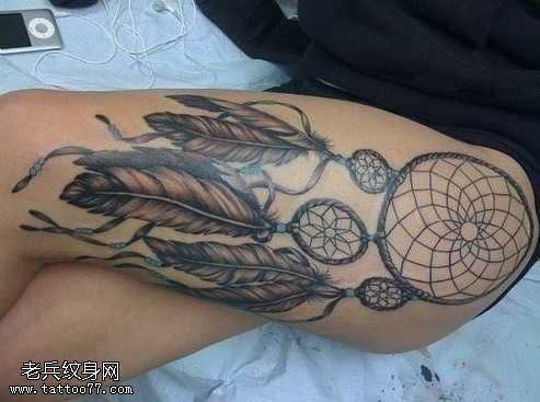 腿部带篮筐的羽毛纹身图案