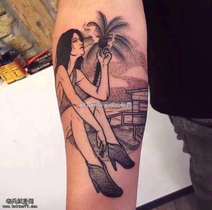 手臂上忧郁的美女纹身图案