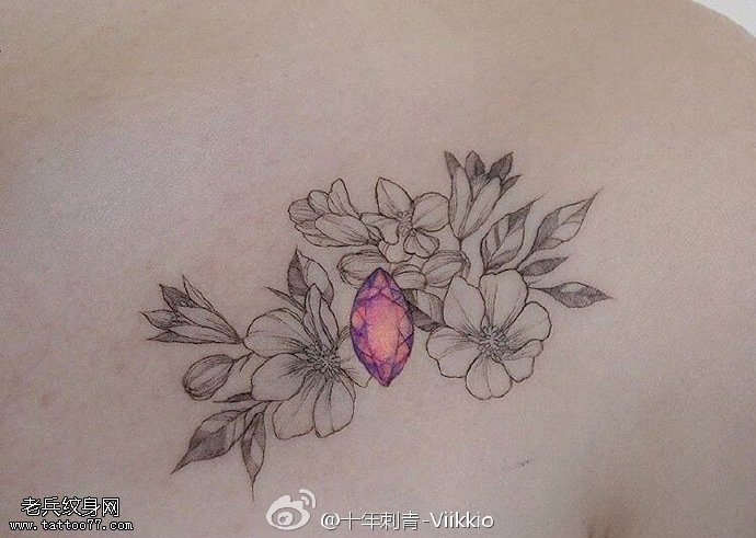 肩部点刺宝石花纹身图案
