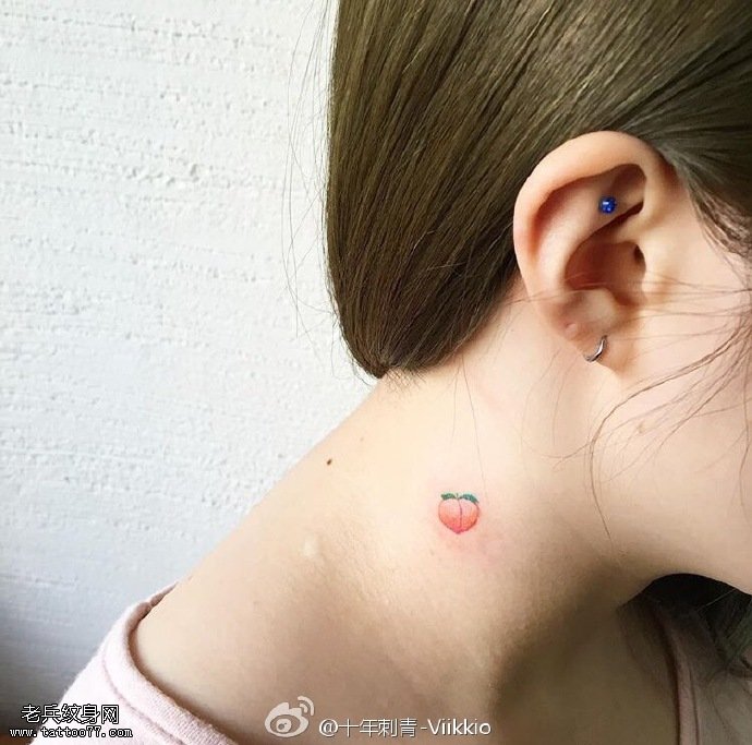 脖子上的仙桃纹身图案