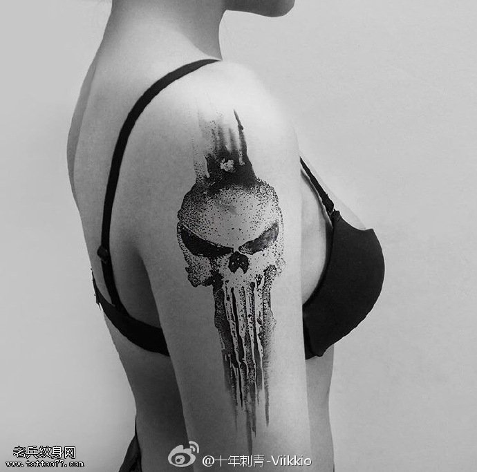 大臂的水墨骷髅纹身图案
