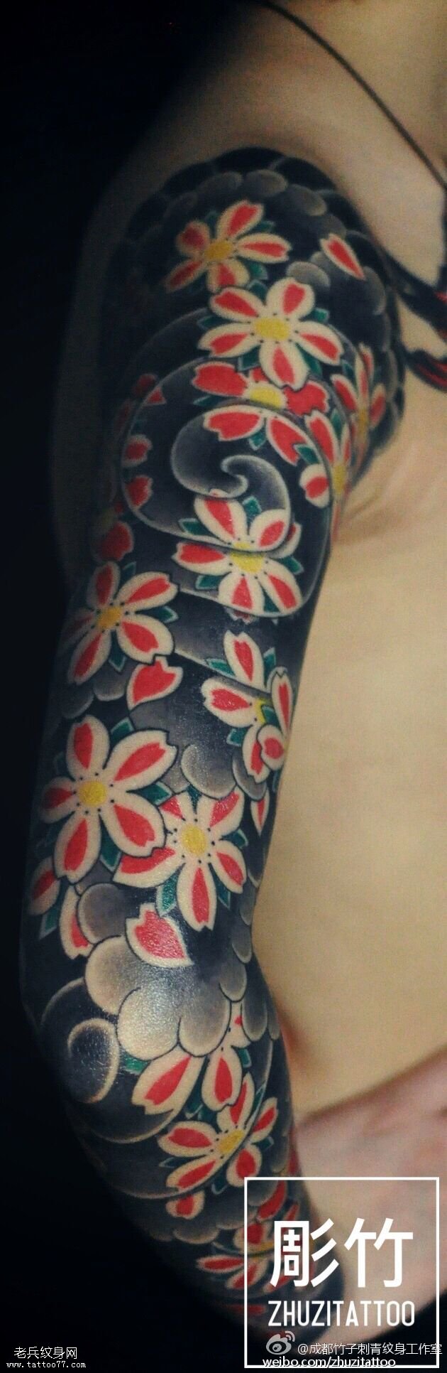大臂经典黑灰樱花纹身图案