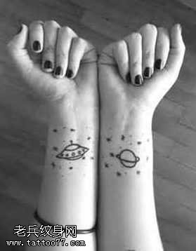 手臂小清新太空纹身图案