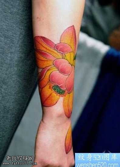 手臂精美的彩色莲花纹身图案