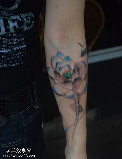 手臂潮流的水墨画莲花纹身图案