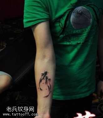 手臂黑双鲤鱼纹身图案