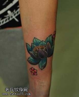 手臂彩色莲花纹身图案
