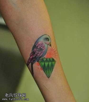 手臂彩色小鸟与钻石纹身图案