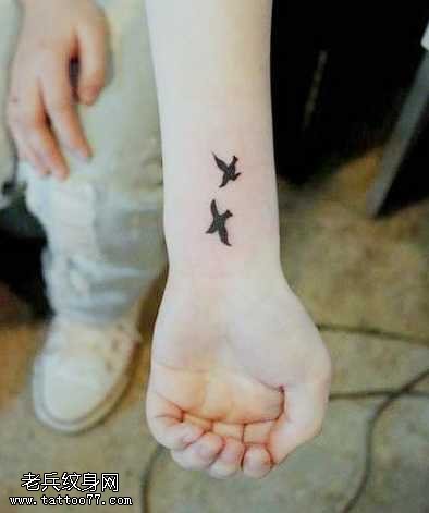 手臂精美潮流的小鸟纹身