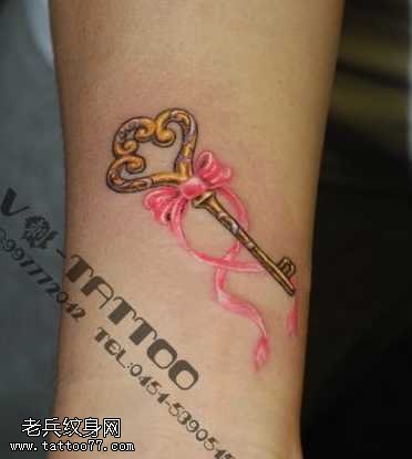 手臂彩色钥匙蝴蝶结纹身图案