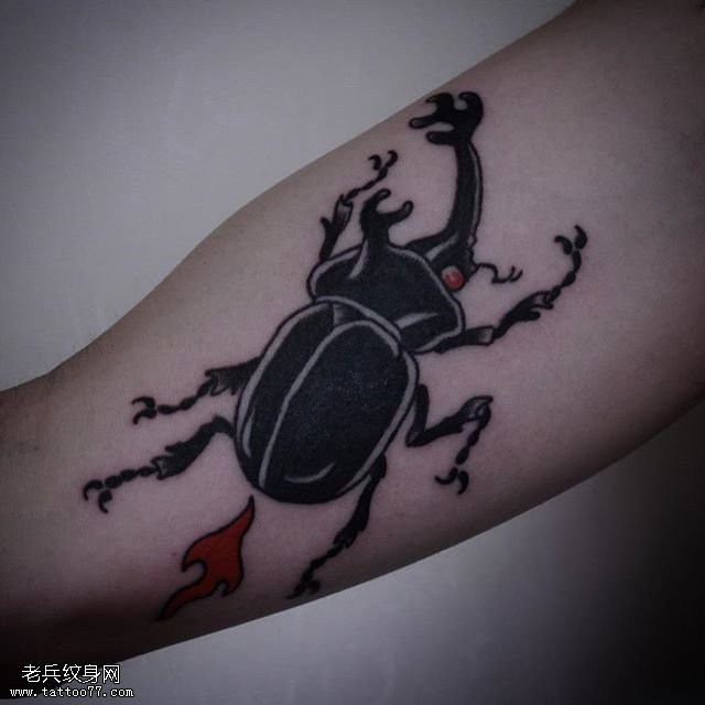 大臂上的黑灰老牛纹身图案
