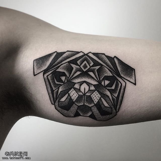 大臂几何哈巴狗狗纹身图案