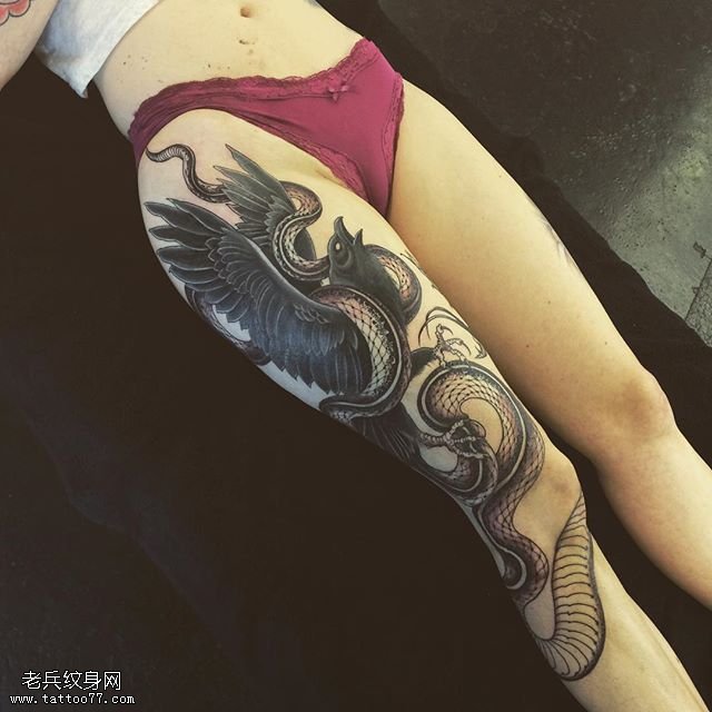 腿部蛇戏鹰纹身图案