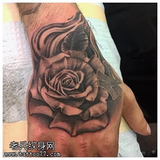 手背荆棘的玫瑰纹身图案
