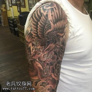 大臂经典写实老鹰纹身图案