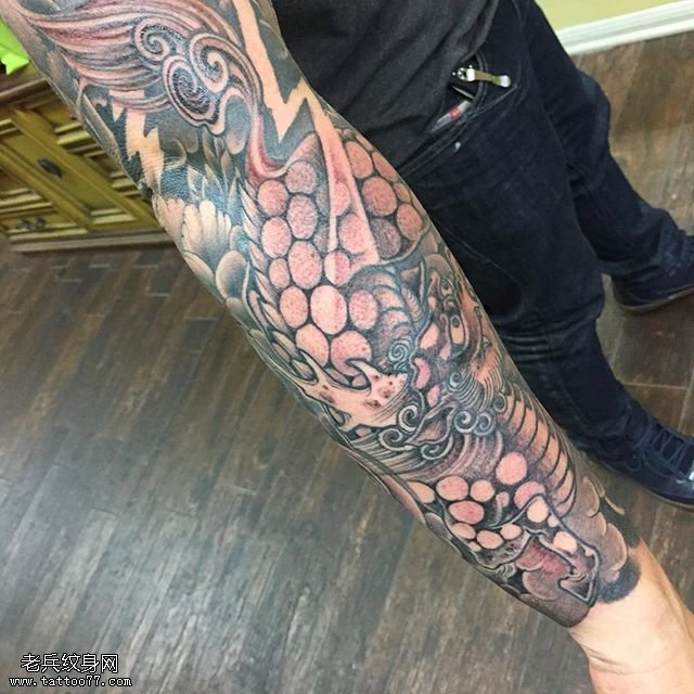 手臂经典石狮子纹身图案