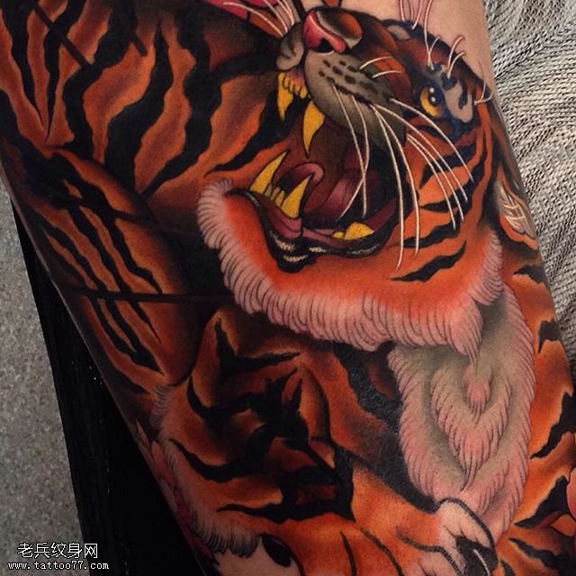 腿部一条逼真写实的凶猛老虎纹身图案
