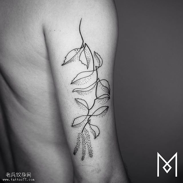 大臂线条树叶纹身图案
