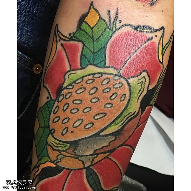 手臂彩色莲藕纹身图案