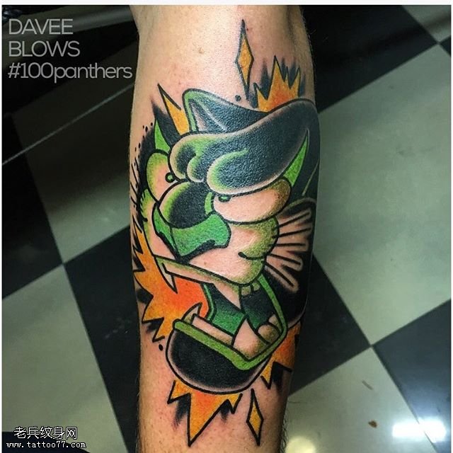 手臂彩绘黑豹纹身图案