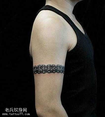 手臂帅气的铁链纹身图案