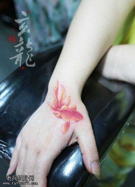 手部时尚经典的彩色小金鱼纹身图案