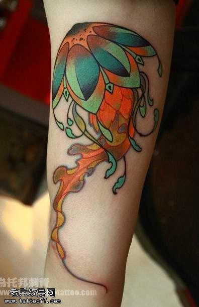 手臂漂亮时尚的水母纹身图案