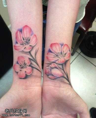 手腕潮流漂亮的花卉纹身图案