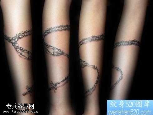 手臂精美潮流的手链纹身图案